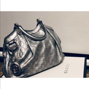 Leather embossed Gucci handbag